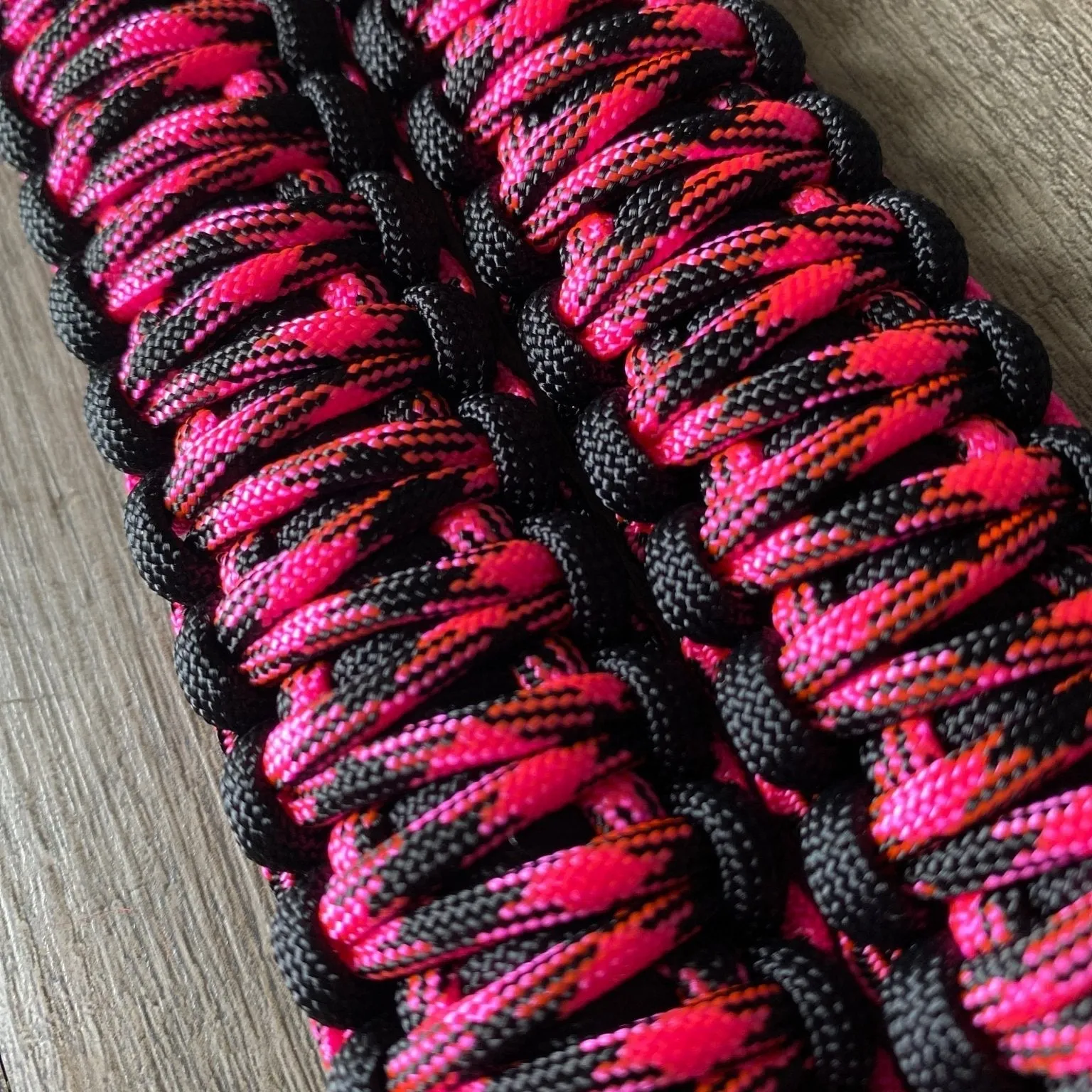 Krawlergrips Rosa Noche Paracord Grab Handle